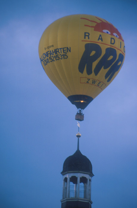 Ballon am Kirchturm von Thallwitz