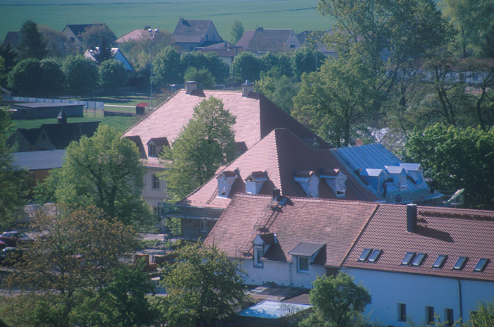 Blick über die Dächer zum Dorfplatz